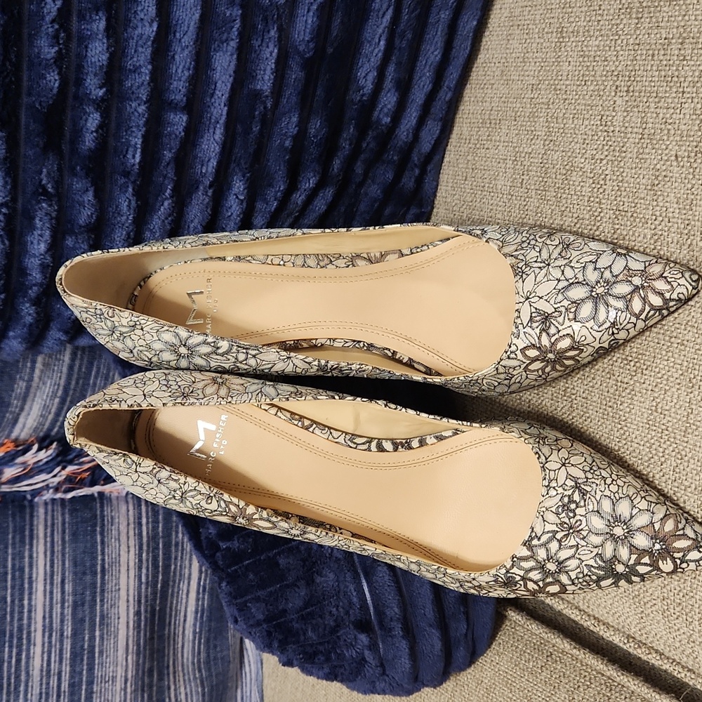 Gorgeous Marc Fisher Floral Lace Pointed Toe Block Heel Pumps in Cream and Black - Picture 2 of 7